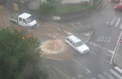 Kiša potopila Zadar i okolicu: Bujice vode izbijale su šahtove
