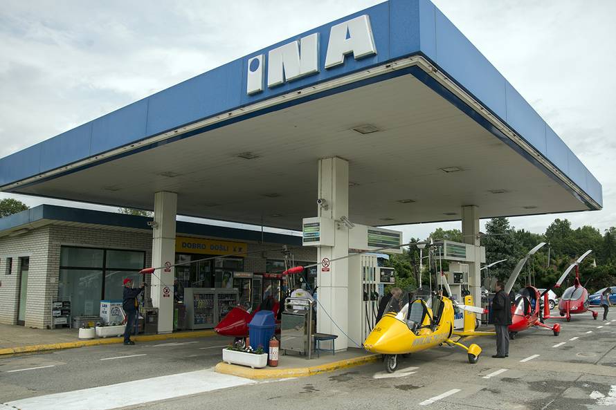 Leteći show u Daruvaru: Došli su helikopterima na benzinsku