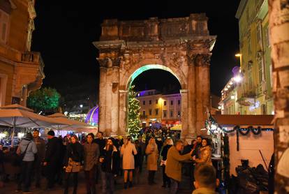 FOTO Mrle postao DJ, a Dragović uvela Split u Novu godinu: Ovo je atmosfera s najluđe noći