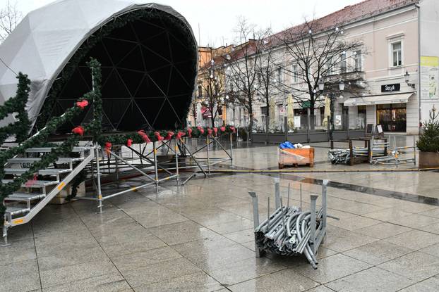 Slavonski Brod: U središtu grada počelo uklanjanje blagdanskih dekoracija i adventskih kućica