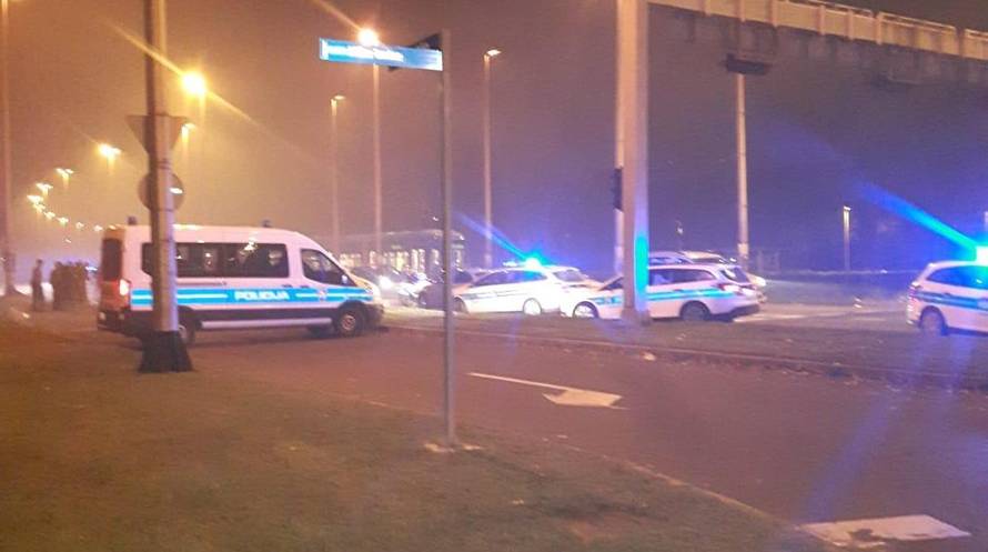 Blokirali prolaz BBB-ovcima: Na kombijima im razbili stakla