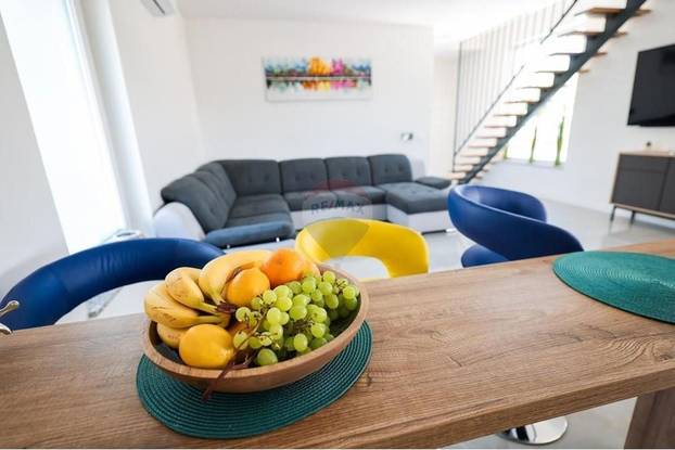 FOTO Pogledajte kuću koju su izgradili usred polja u Grbama: Stoji samo pola milijuna eura...