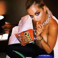 Opustila se: Rita Ora skinula grudnjak i pozirala u toplesu