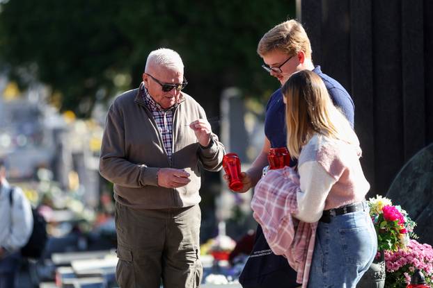 Zagreb: Svi sveti groblja poznatih osoba