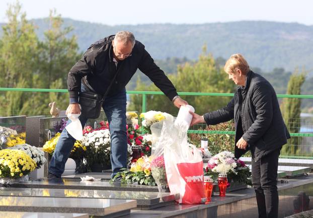 Šibenik: Na blagdan Svih svetih gra?ani posje?uju grobove svojih najmilijih