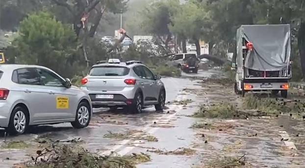 FOTO Split kao nakon tornada! Ovo je prognoza za danas: Za tri regije upalili alarm zbog oluje