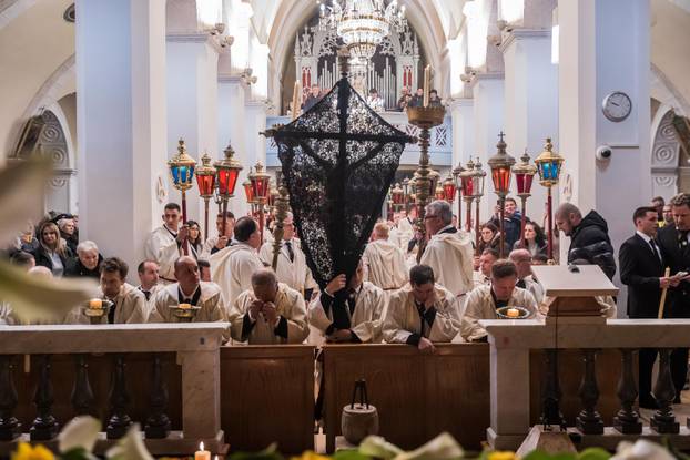 Jelsa: Ispraćaj jelšanskog križa i početak procesije "Za križen"