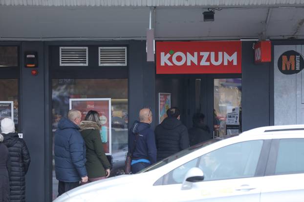 
Zagreb: Gužve na autobusnom kolodvoru ispred rijetko otvorenih dućana i pekarnica u gradu