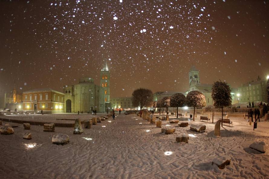 Danas se kuhate, prije 8 godina snijeg zatrpao cijelu Dalmaciju