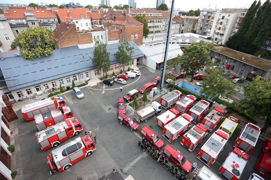 Zagrebački vatrogasci se uz zvukove sirena vratili u Savsku