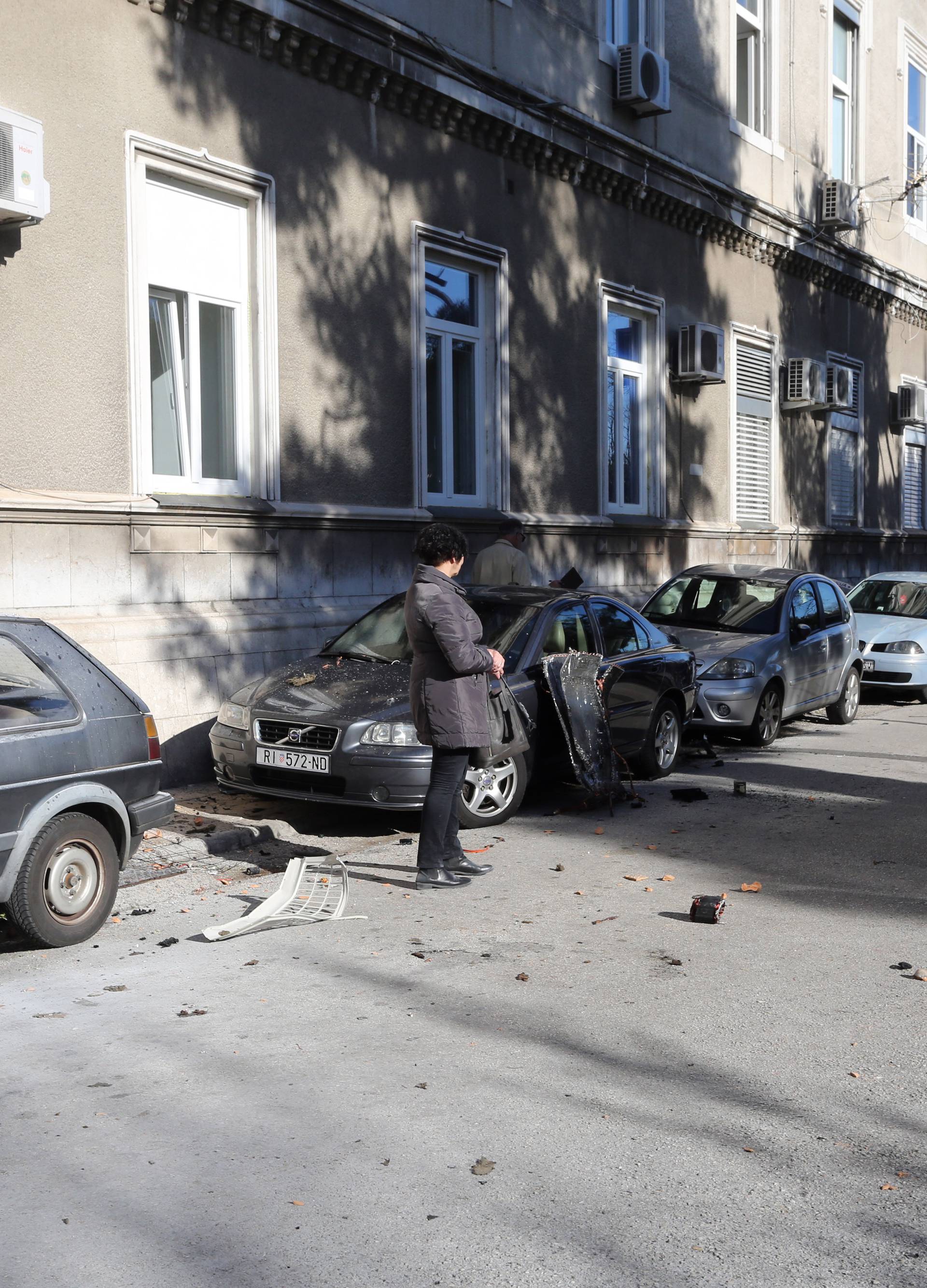 Detonacija u KBC-u: 'Grunula' klima, dijelovi popadali na aute