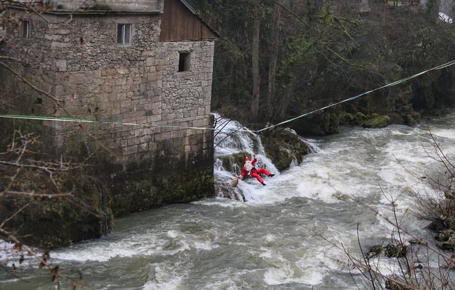 Djedica je u Rastokama šetao po užetu iznad podivljale rijeke