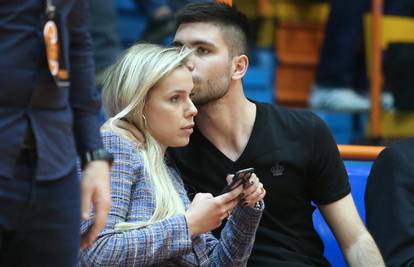 Nježni poljupci  Lane Jurčević i Emila Tedeschija na utakmici