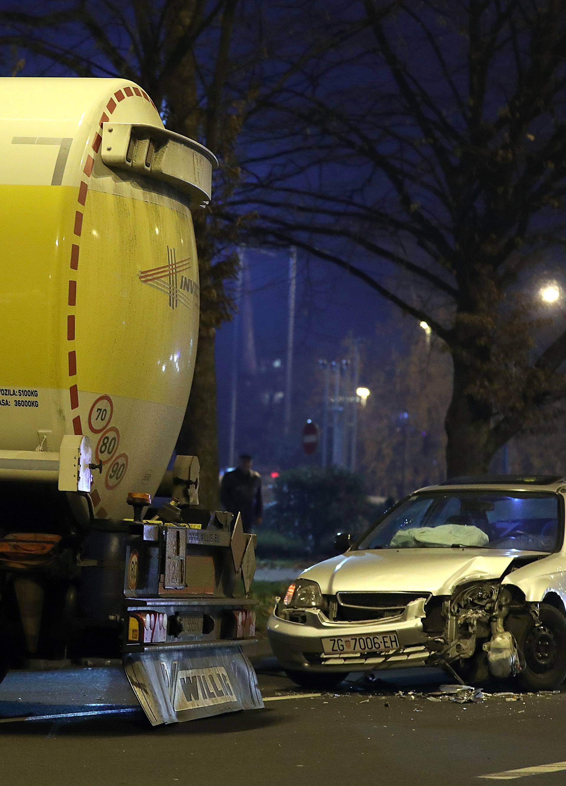 Sudar u Zagrebu: Automobil se zabio u cisternu na benzinskoj
