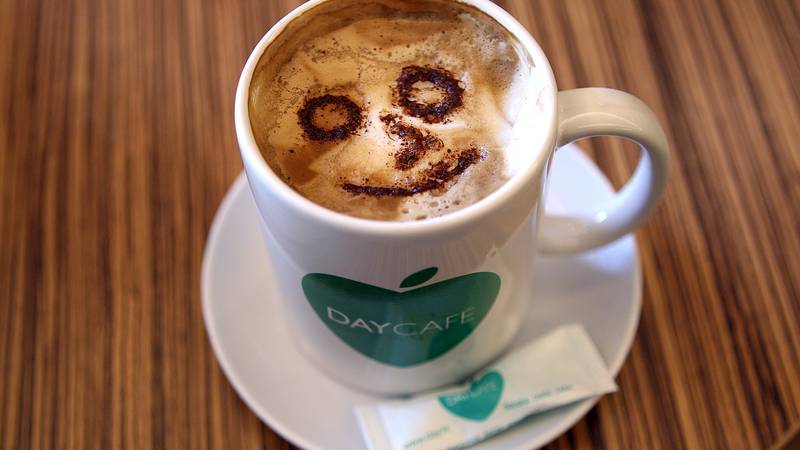 Wissenschaftler warnen: Kaffeesatz und Essensreste gehören nicht in öffentliche Abflüsse, da sie die Umwelt schädigen. 6 pxl 120918 993 oMnnMCG