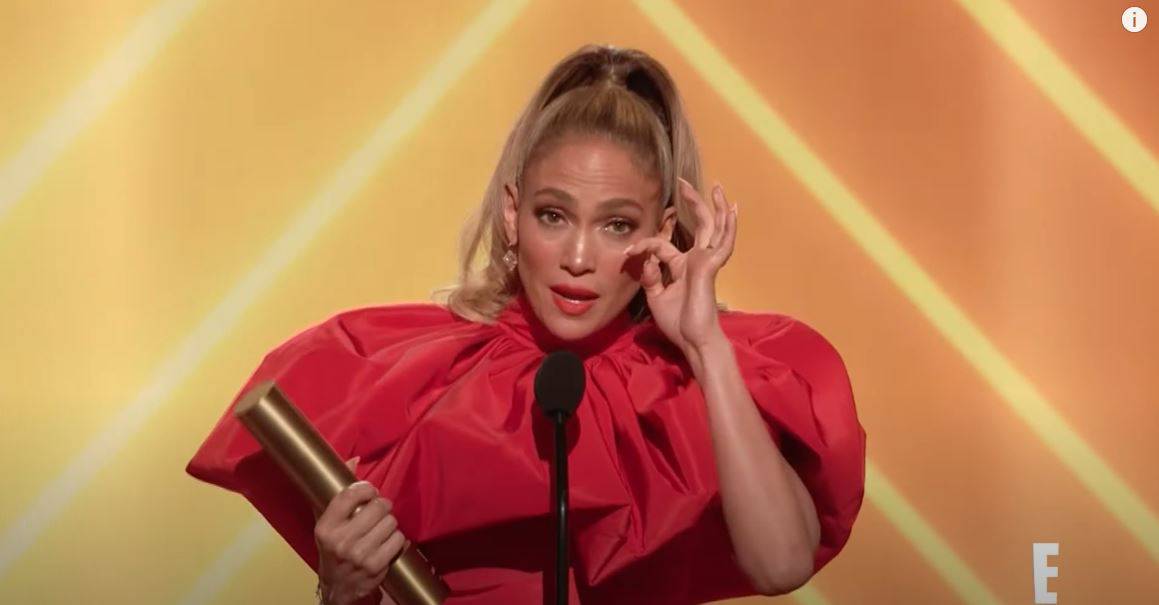 J.Lo primila nagradu ikone pa je optužili da glumi: 'Lažno plače!'