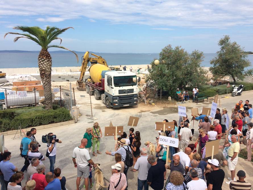 Prosvjeduju jer su im zaklonili zidom najljepši zalazak sunca