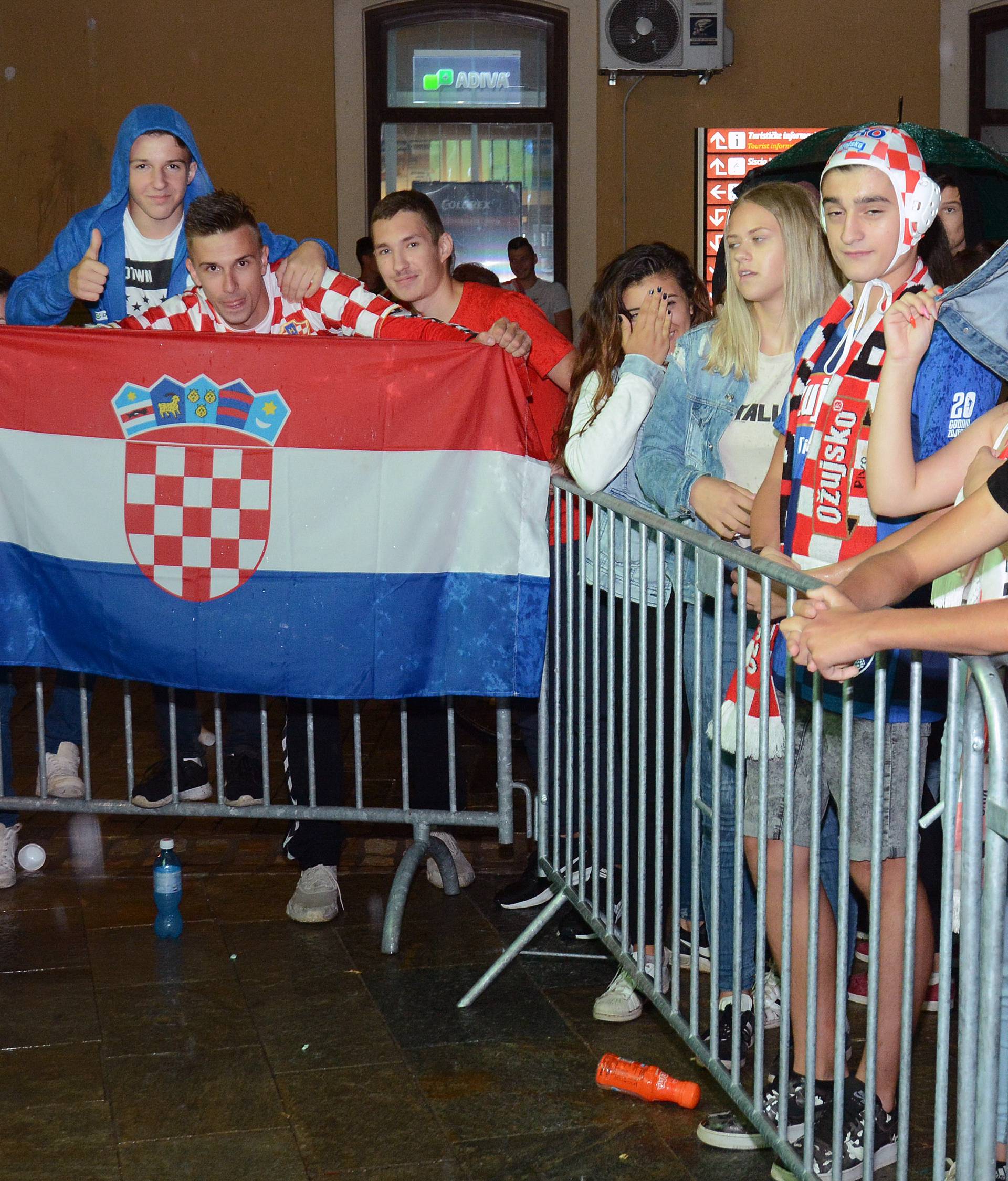 Sisak:  Slavlje navijaÄa nakon pobjede Hrvatske protiv Engleske