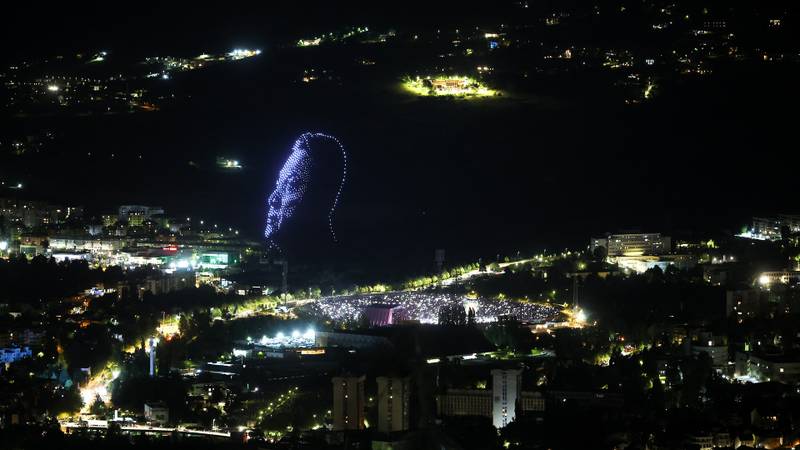Spektakl iznad Koševa! Od 500 dronova stvorili su lik Halida Bešlića na nastupu Dine Merlina