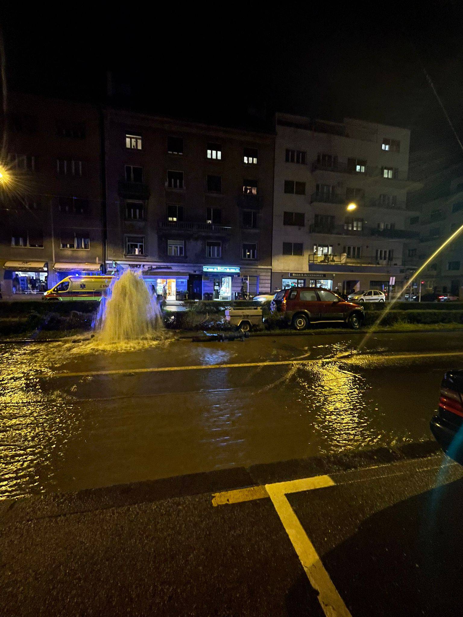 VIDEO Kaos na Zvonimirovoj u Zagrebu: Autom razbio hidrant, voda šiklja 15 metara u zrak