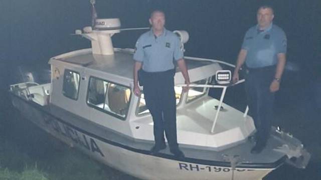 Deblo udarilo u drveni čamac, četvorica su pala u hladnu Savu, spasili ih policajci i mještani