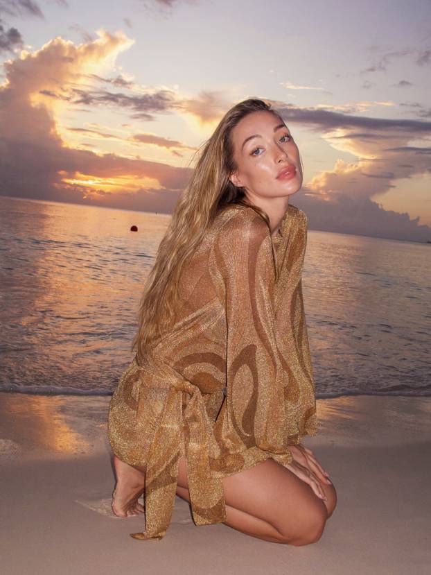 FOTO Britanska 'bomba' uživa na Ibizi: Skinula se u sićušni bikini i raspametila fanove