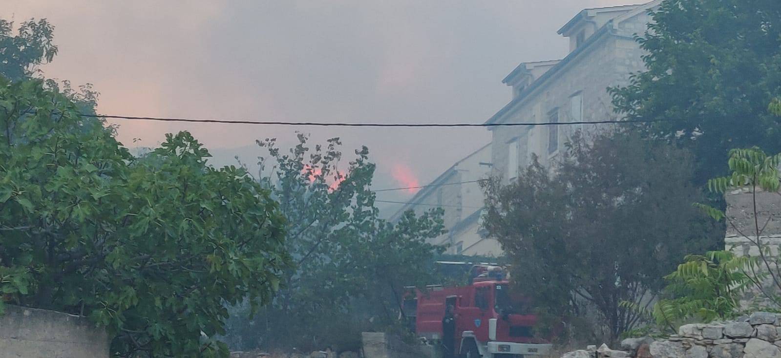 Vatrogasci obranili kuće, veliki požar stavili su pod  kontrolu