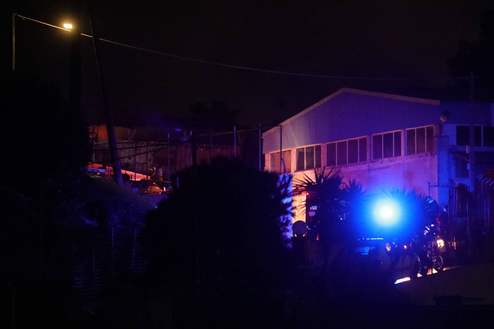 Mitilene na Lezbosu: Vatrogasci se bore s požarom u školi gdje se školuju migranti