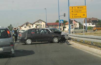 Vozač HRT-a okrznuo ZET-ov autobus pa slupao dva auta