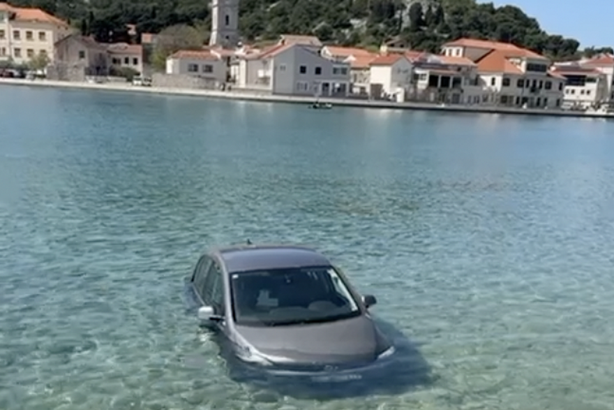 Automobilu u moru u Tisnom