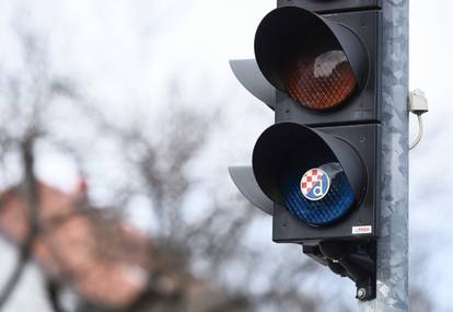 FOTO 'Dinamov' semafor u Zagrebu: Umjesto zelenog, svijetli plavo, uz grb kluba!