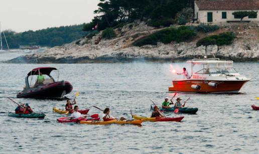 Na ulasku u Hvar Lacka je dočekala harmonika i bakljada