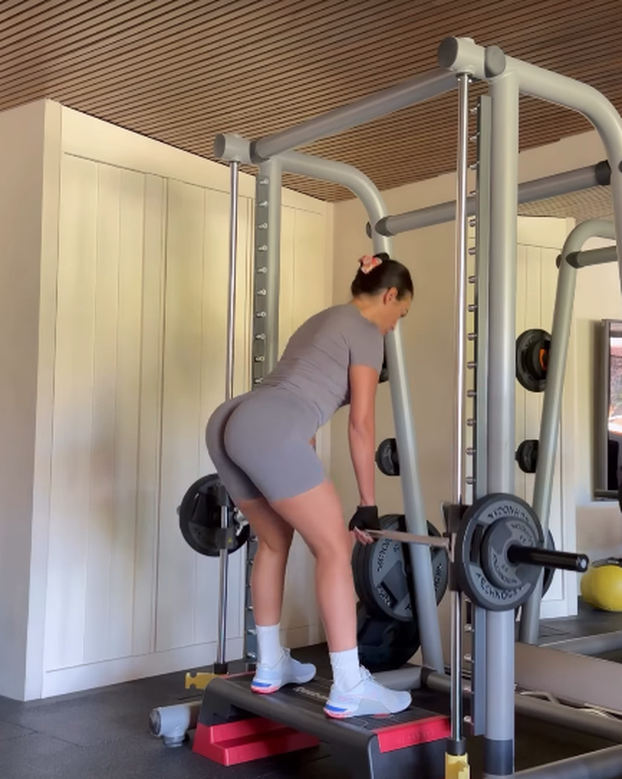 FOTO Georgina odradila trening i pokazala veliku guzu, a onda se jedva utegla u crnu kožu