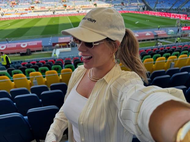 FOTO Fatalna plavuša tečno govori čak četiri jezika, a prije novinarstva bila je konobarica