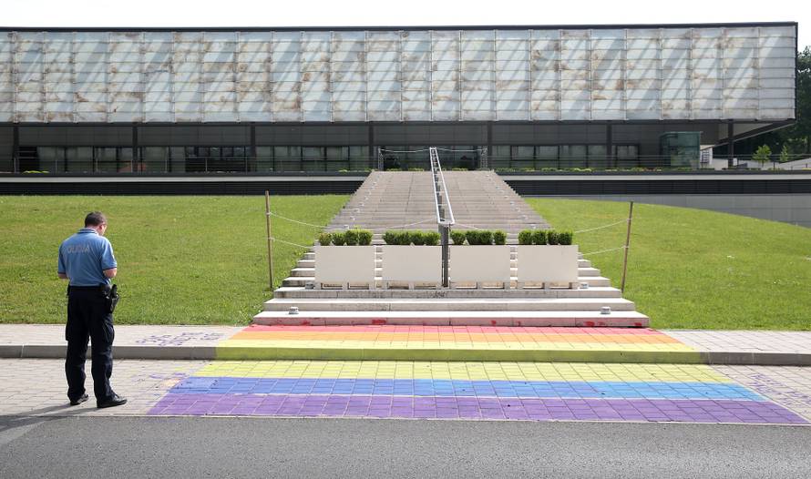Zagreb: Ugibalište i plo?nik ispred zgrade HBK obojani bojama zastave LGBT zajednice