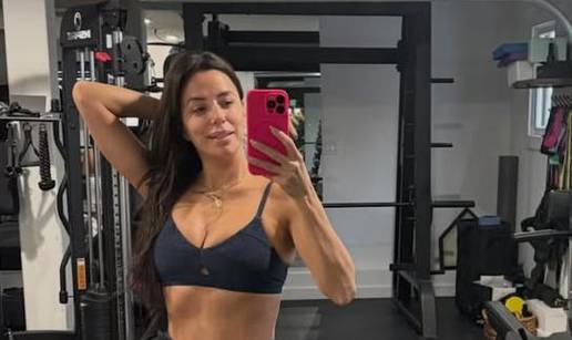 Ona ima 50 godina? Ma nema &scaron;anse! Seksi 'ku&cacute;anica' utegnula se u topi&cacute; i tajice pa vje&zcaron;bala...