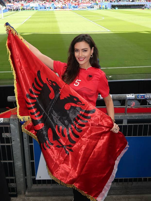 FOTO Obje su joj ispale. Tuga za najljepšu voditeljicu Lige prvaka