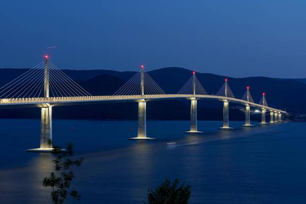 Pelješki most večer uoči službenog otvaranja 