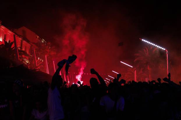 Tisuće navijača na rivi dočekalo  igrače Hajduka s trofejem Kupa