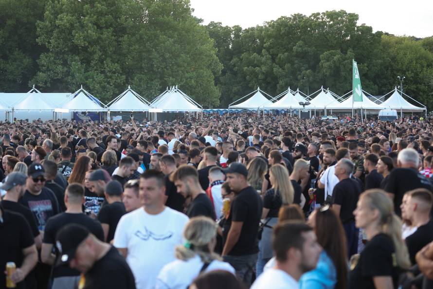 Sinj: Thompsonovi obožavatelji čekaju početak koncerta na hipodromu