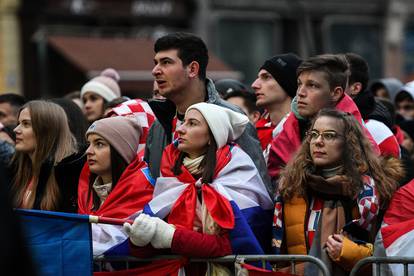 Zagreb: Navijači gledaju utakmicu između Hrvatske i Maroka na Trgu bana Josipa Jelačića
