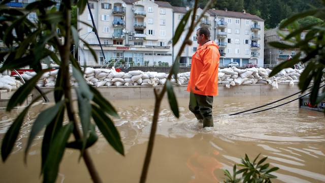 Obrovac: Poplava se polako povlači, stanovnici spašavaju stvari iz domova