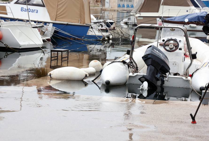 Šibenik: Jugo potopilo Dolac, cijela riva je pod morem