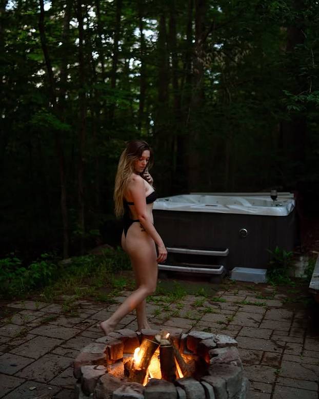 FOTO Ovo je najseksi pekarica koju ćete danas vidjeti: Mijesi tijesto i osvaja izgledom