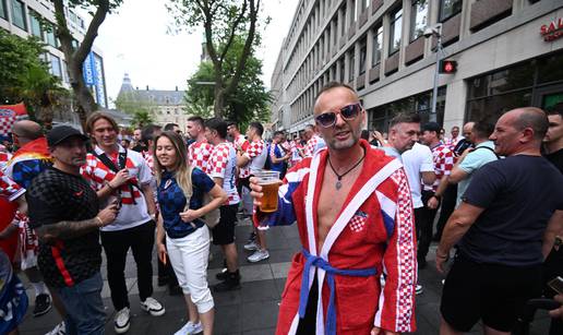 Pojavio se u Rotterdamu noseći vaterpolski ogrtač! Navijači ga častili pivama i molili za fotku...