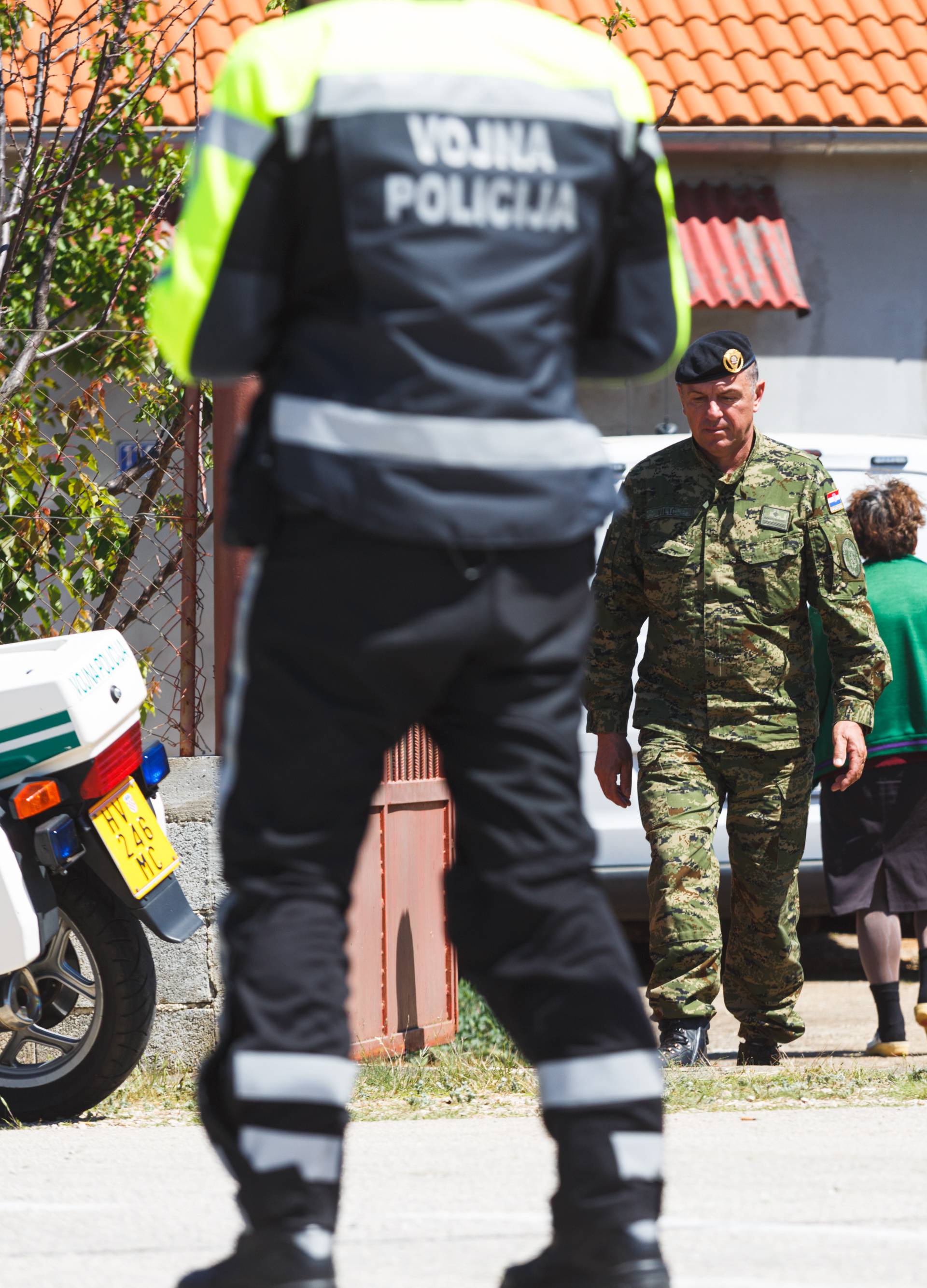 MiG-ovi su padali zbog kvara hidraulike, ali i sudara. U padu školskog aviona poginulo dvoje