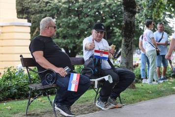 Zagreb: Okupljanje prosvjednika Hodaj za Liku, hodaj za Hrvatsku