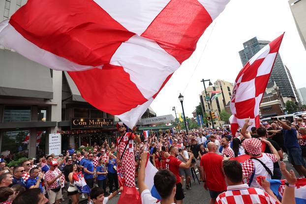 SP 2026 Philadelphia: Navijači se okupljaju prije razvijanja hrvatske zastave uoči utakmice s Ganom