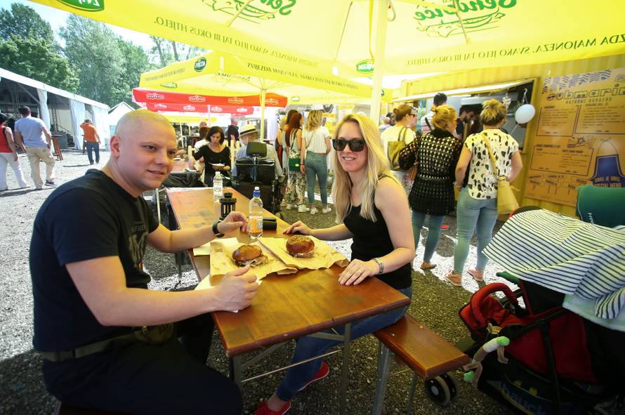 Zabava na Bundeku: Delicije su se jele i s povezom na očima...