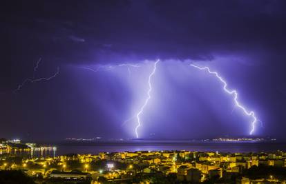 Munje su parale nebo iznad Stobreča i priredile spekatkl